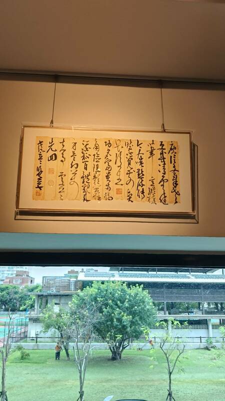陳明德以仿古簡牘蠟染宣紙為創作材料，潛心創作九行、十三行、縱橫二式書作，試以現代型式之框裱小行草作品呈現，特選16件小品，搭配懷雅文房二樓小雅空間，舉辦「六橋十六品書法展」。 圖：黃博郎／攝