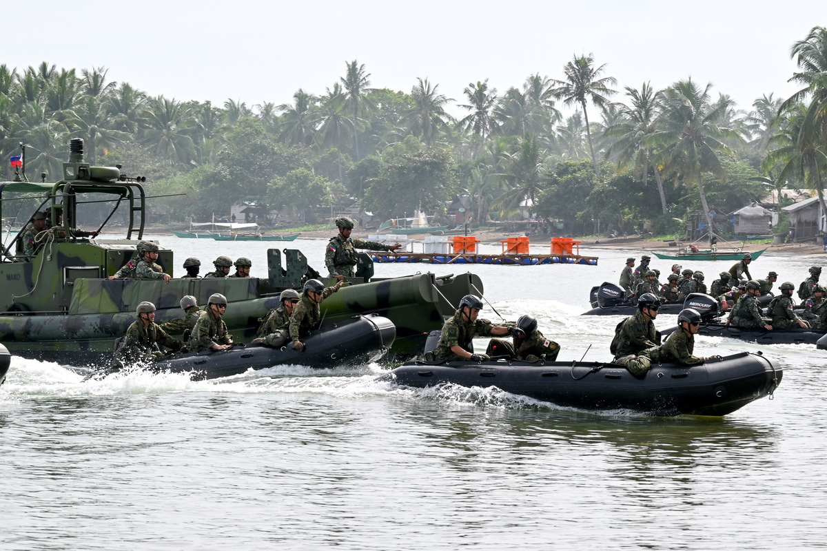今年5月底至6月初，由美國與菲律賓海軍陸戰隊主導的「海上戰士合作25」（Kamandag 2025）聯合軍演，菲律賓陸戰隊與日本陸自水陸機動團合作兩棲作戰訓練。 圖：翻攝「X」@JGSDF_pr