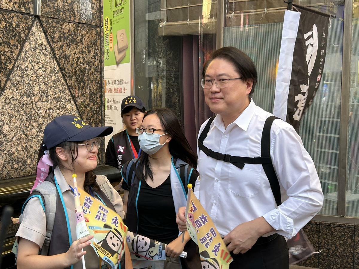 林右昌說，最近起風了，包括企業界、藝人紛紛站出來，公開支持罷免行動。 圖：民進黨提供