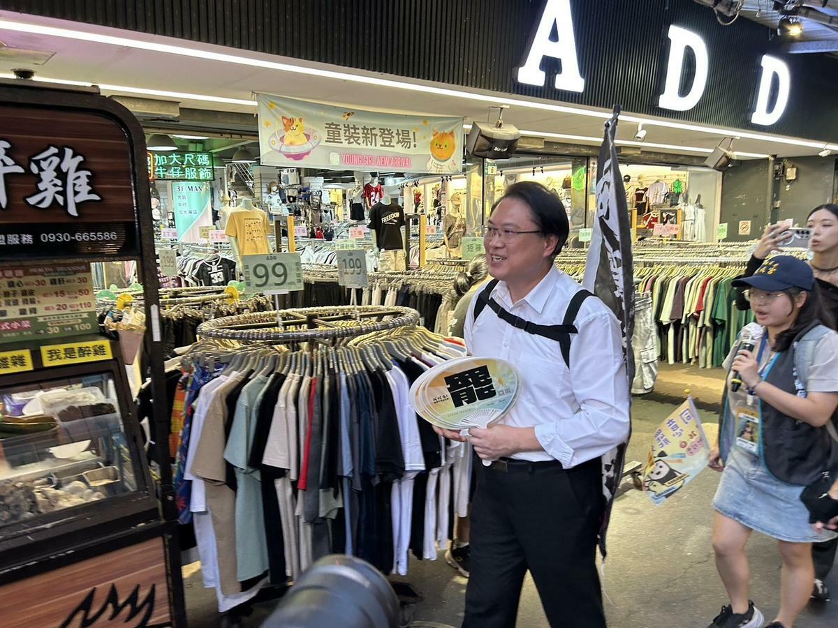 林右昌赴樂華夜市挺罷免。 圖：民進黨提供