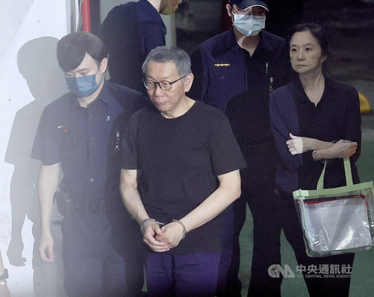 台北地方法院22日審理京華城案，提訊在押的前台北市長柯文哲（左2）、台北市議員應曉薇（右）出庭，並以證人身分傳喚時任台北市都發局規劃科科長楊智盛到庭，釐清京華城案的決策過程。中央社記者張皓安攝　114年7月22日