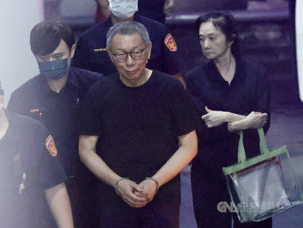 台北地方法院22日審理京華城案，提訊前台北市長柯文哲（右2）、台北市議員應曉薇（右）出庭，並傳喚前北市都發局長黃景茂、應曉薇助理吳順民。中央社記者張皓安攝　114年7月22日