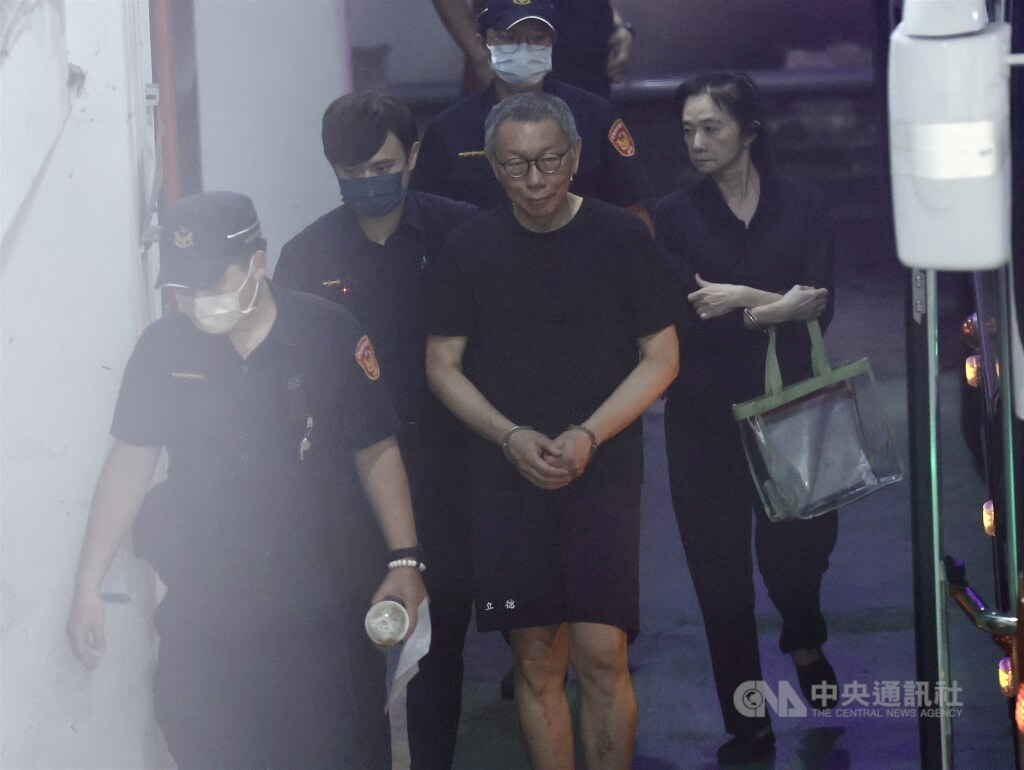 台北地方法院22日開庭審理前台北市長柯文哲涉貪污案，提訊在押的柯文哲（右2）與國民黨台北市議員應曉薇（右）出庭。中央社記者張皓安攝 114年7月22日