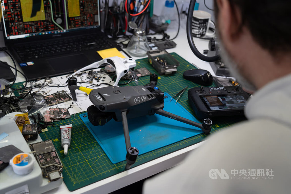 志工光學實驗室基金會的工程師正準備維修一架無人機。中央社記者陳彥婷基輔攝  114年7月22日 圖：中央社提供