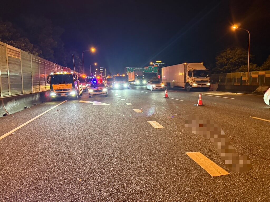 新竹市消防局23日表示，國道1號北上94公里處日前發生車禍，消防人員獲報前往搶救發現，1名民眾疑遭7輛轎車與1輛貨車輾過，已明顯死亡，至於詳細肇事原因，仍待警方釐清。 圖：新竹市消防局提供