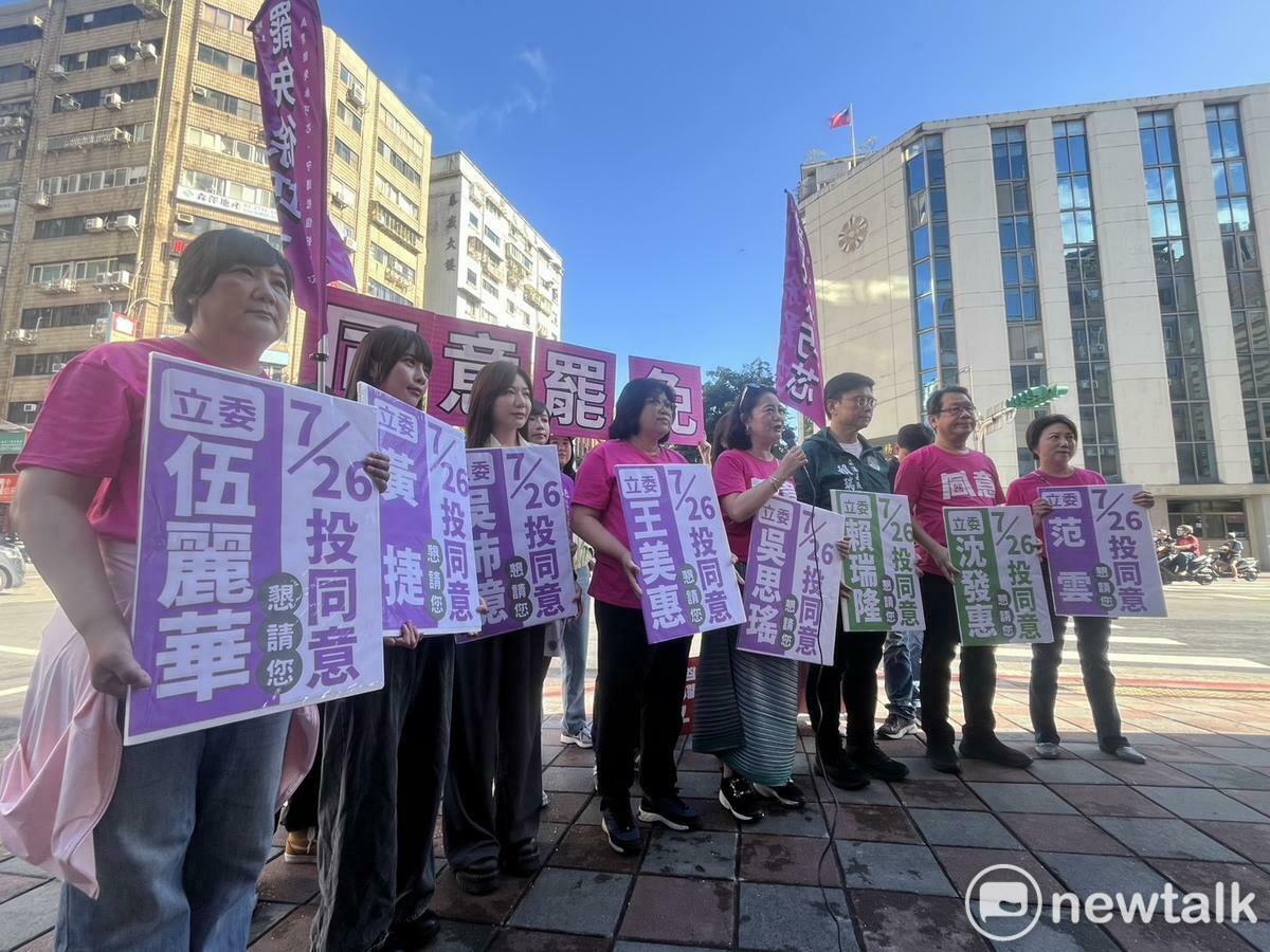 民進黨團今早重兵集結台北市，由幹事長吳思瑤領軍，與罷團在徐巧芯選區站路口。 圖：金大鈞/攝