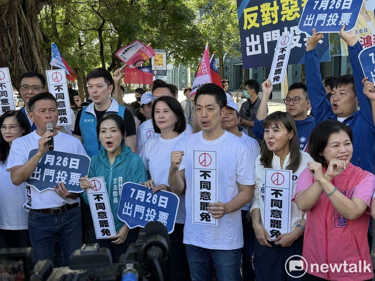 台北市長蔣萬安今與國民黨台北市議會黨團陪國民黨立委王鴻薇、徐巧芯一同在台北小巨蛋站路口。 圖：周煊惠 / 攝