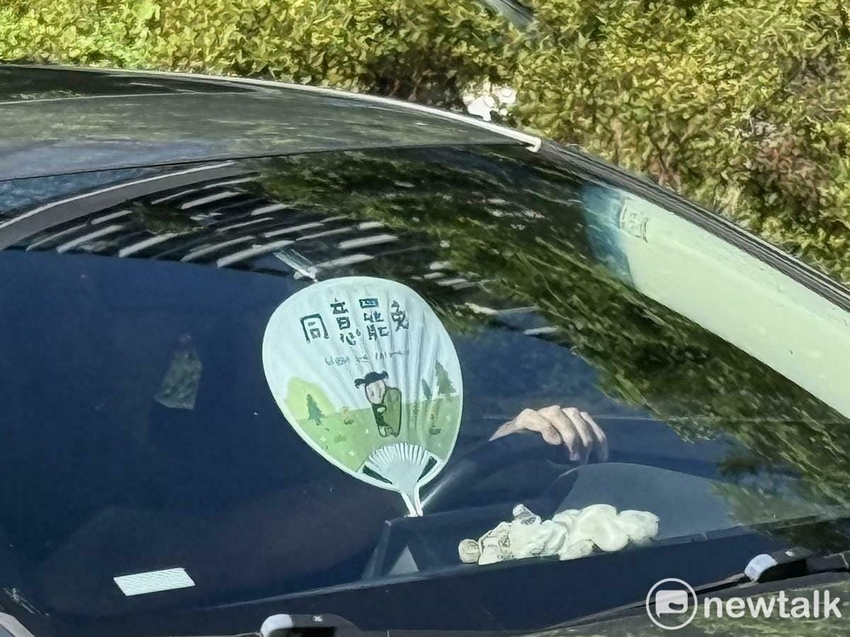 台北市長蔣萬安今與國民黨台北市議會黨團陪國民黨立委王鴻薇、徐巧芯一同在台北小巨蛋站路口，有民眾在擋風玻璃放「同意罷免扇子」嗆聲。 圖：周煊惠 / 攝
