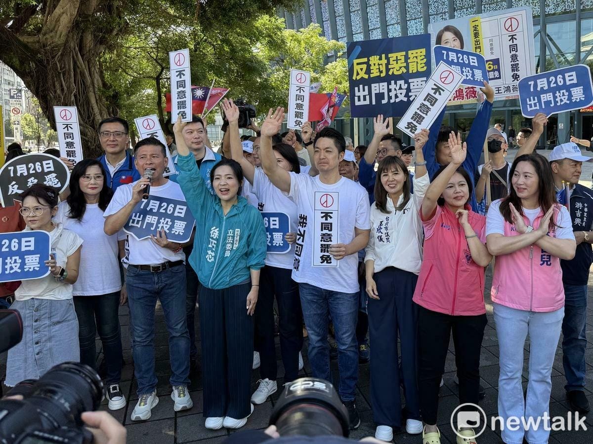 台北市長蔣萬安今與國民黨台北市議會黨團陪國民黨立委王鴻薇、徐巧芯一同在台北小巨蛋站路口。 圖：周煊惠 / 攝