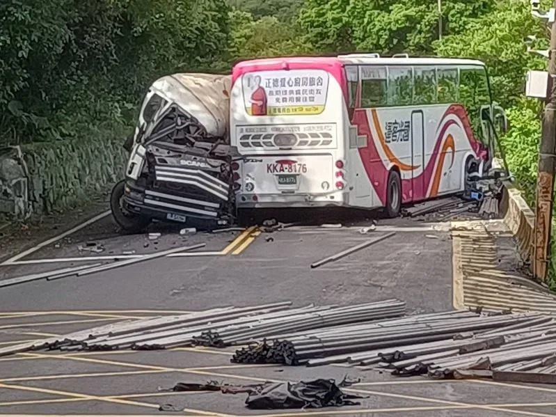 砂國光客運與砂石車對撞，石車整台翻覆，側躺在公路，車頭整個撞爛。 圖：萬里新聯盟里長王傑倫提供