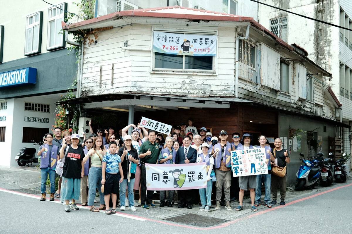 和碩董事長童子賢22日前往花蓮與「葉霸」葉春蓮、以及「鷹爸」徐柏岳合體喝咖啡。 圖：翻攝自徐柏岳臉書