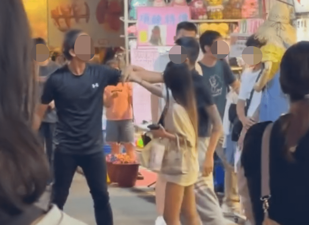湳雅夜市發生鬥毆，刺青89猴遭到中年阿伯一拳KO。 圖：翻攝自Threads