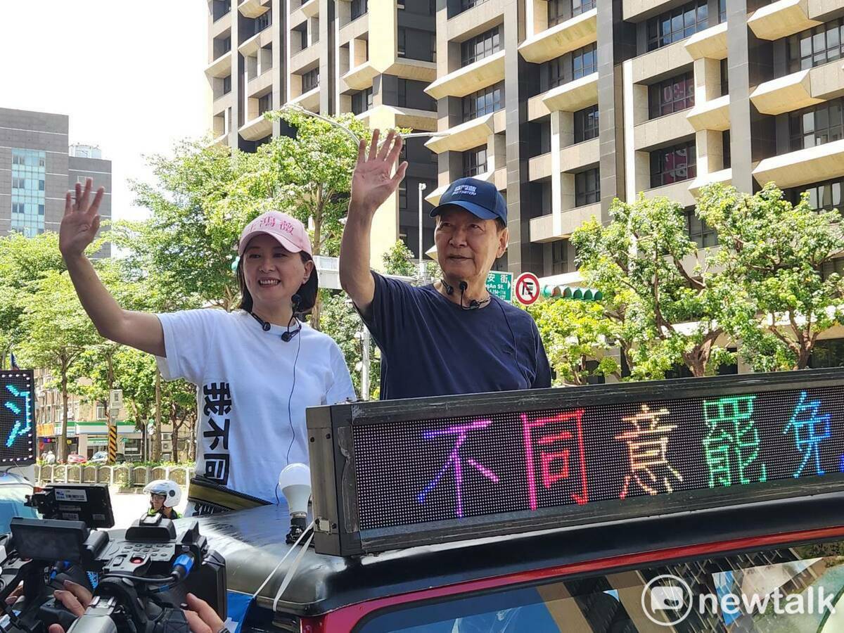 中廣前董事長趙少康陪同國民黨立委王鴻薇展開車隊掃街。 圖：黃建豪/攝