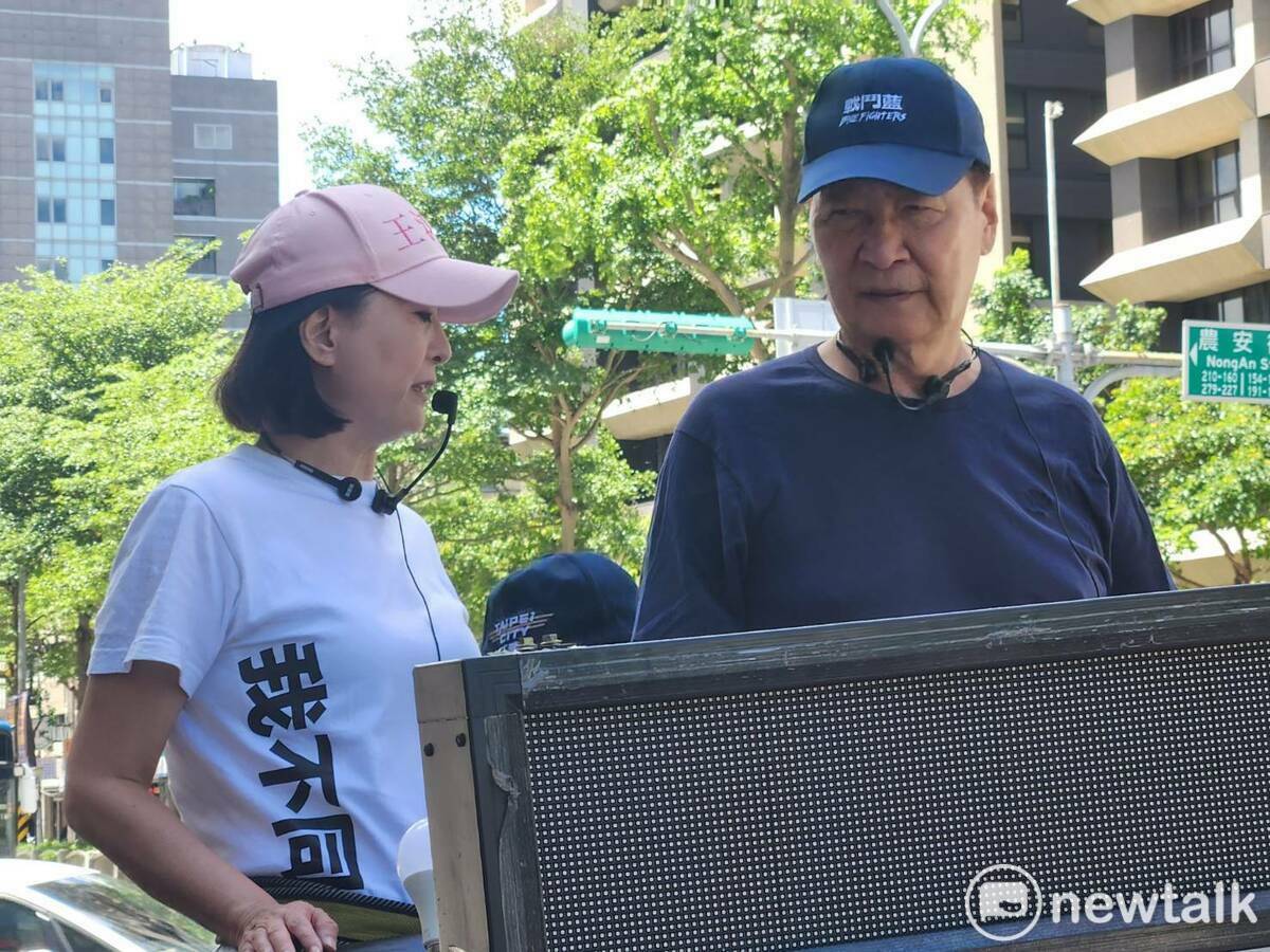 中廣前董事長趙少陪同國民黨立委王鴻薇展開車隊掃街。 圖：黃建豪/攝