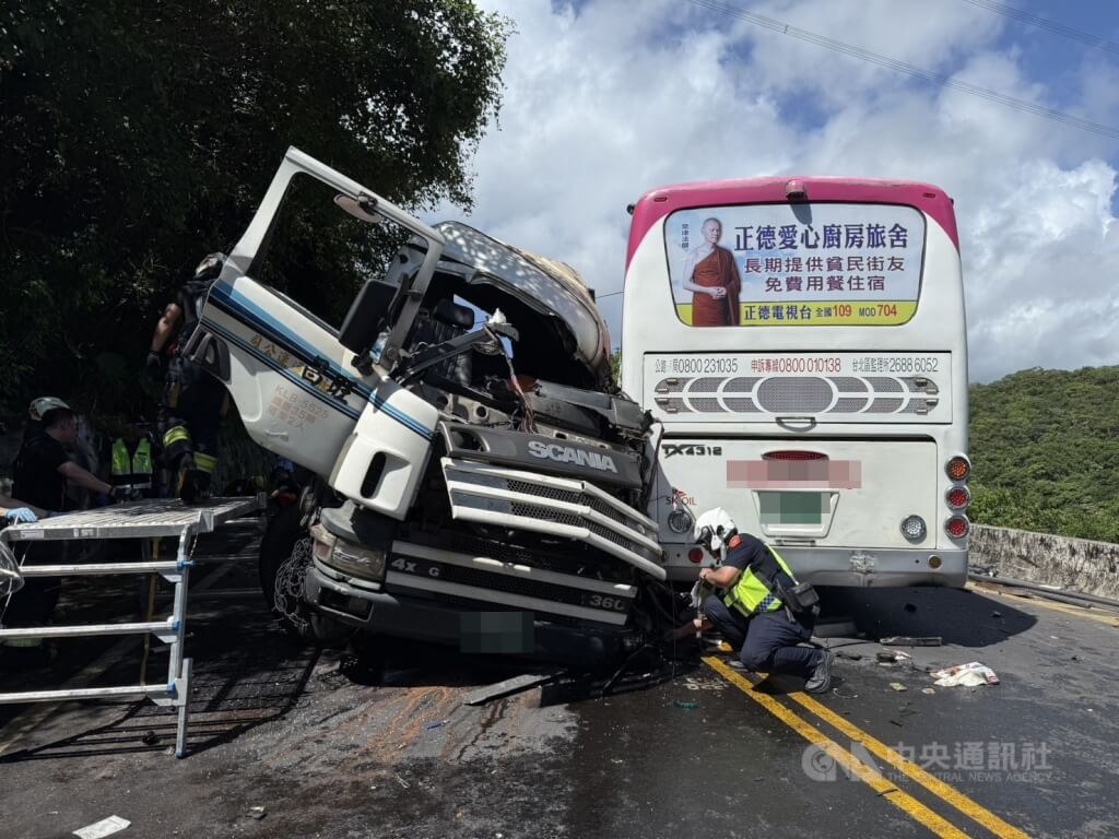 新北市萬里區中福路23日發生重大車禍，1輛大貨車疑失控撞擊對向的國光客運。（中央社）