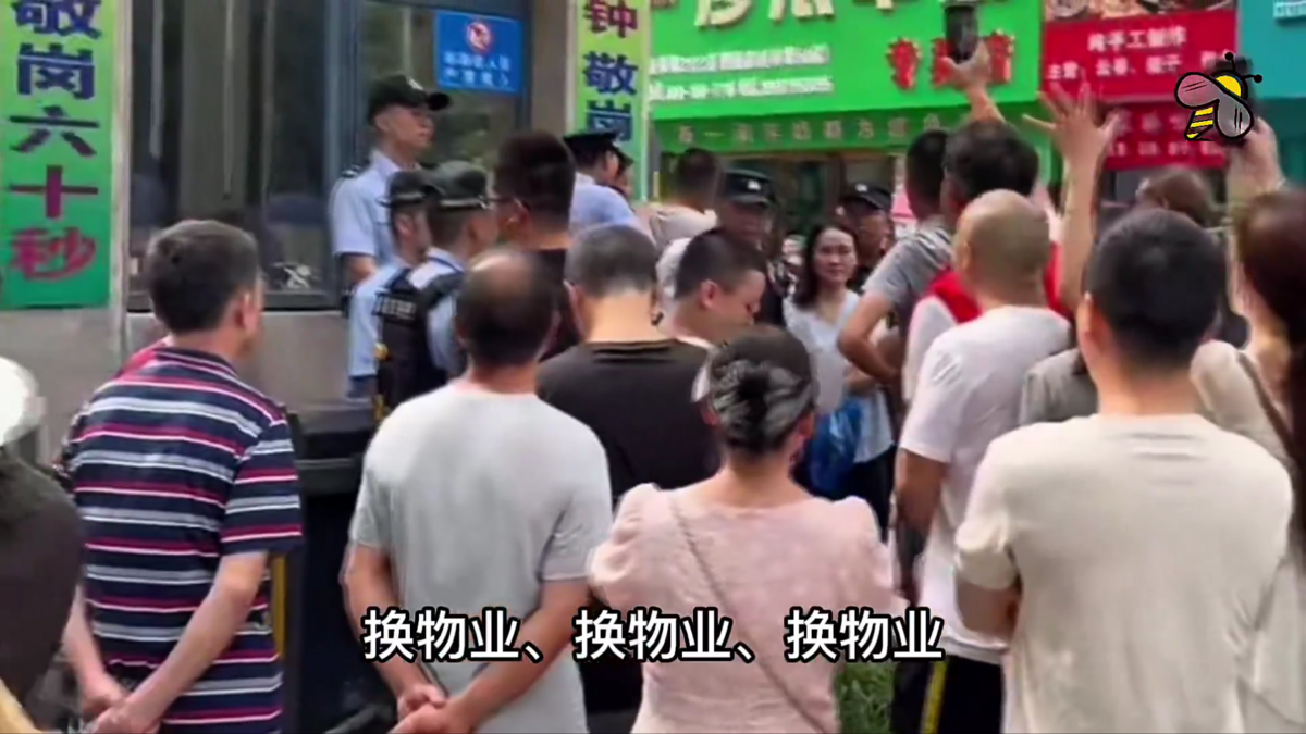 7 月 20 日，廣西桂林臨桂區碧園印象桂林小區爆發激烈衝突。數百名業主不滿物業到期拒撤，組織維權行動將其驅離，場面混亂。 圖:翻攝自影片