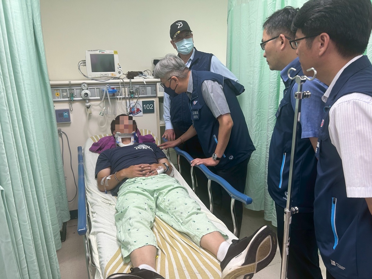 公路局副局長周廷彰前往醫院探視本次事故傷患。 圖：交通部公路局提供