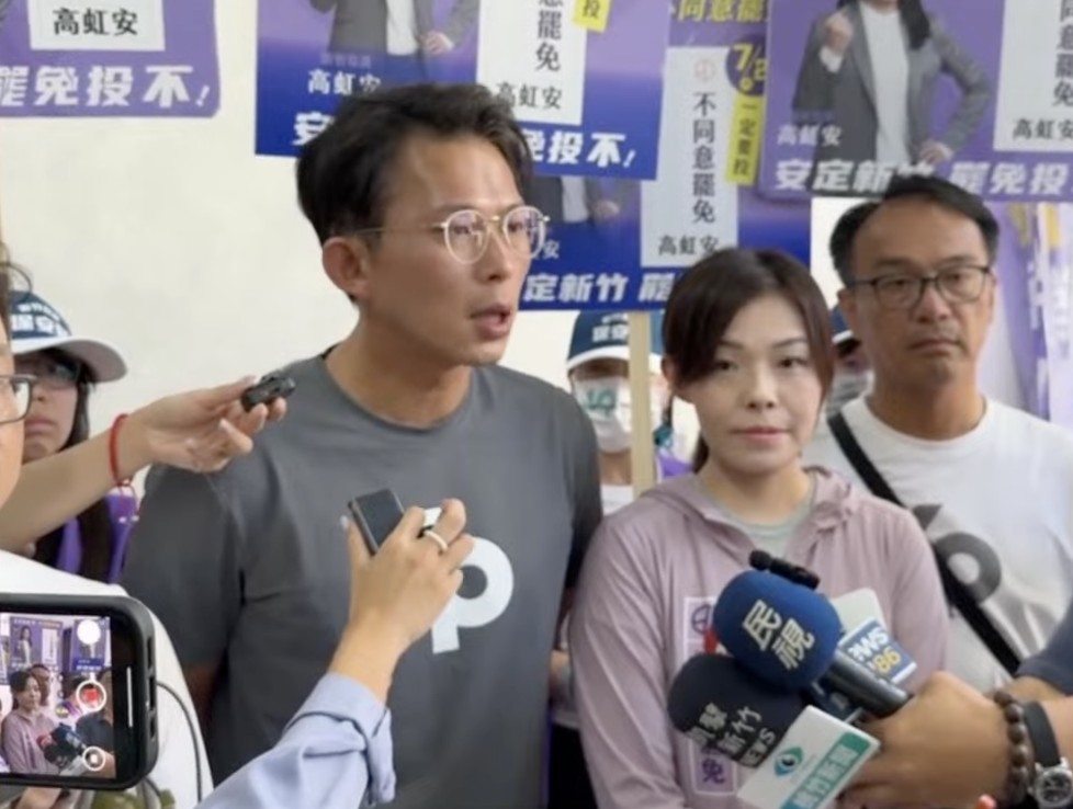 民眾黨主席黃國昌今合體新竹市長高虹安、藍委鄭正鈐進行聯合車隊掃街。 圖：翻攝民眾之聲直播