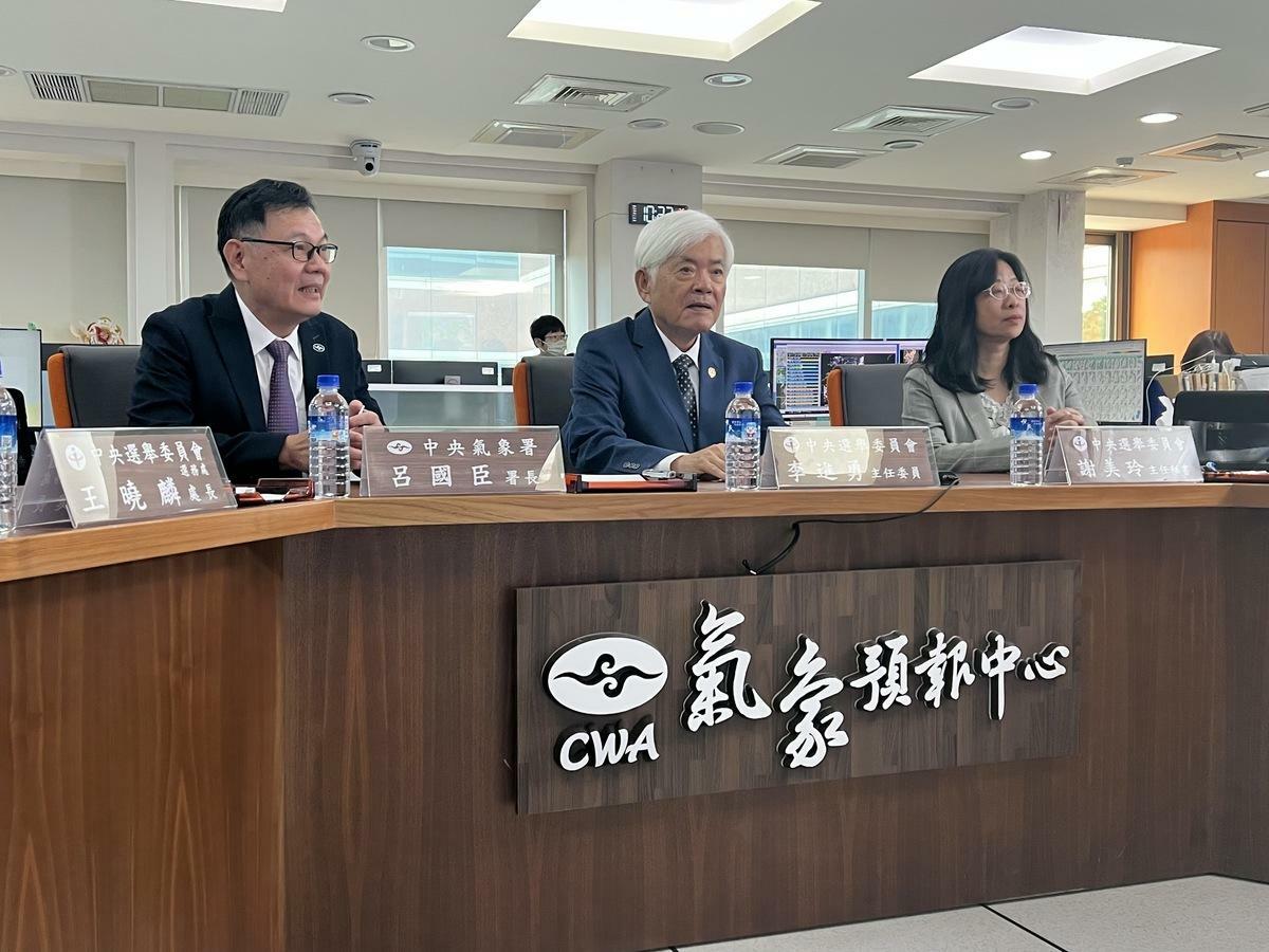 中選會主委李進勇今日拜會交通部氣象署署長呂國臣，並聽取該署簡報了解最新颱風動態。 圖：中選會提供