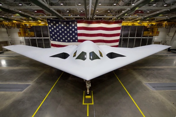 美軍計畫加強 B-21 「突襲者」匿蹤戰略轟炸機的量產規模，希望能在 2030 年代達成服役超過百架的目標。 圖：翻攝自 騰訊網 星球調研室