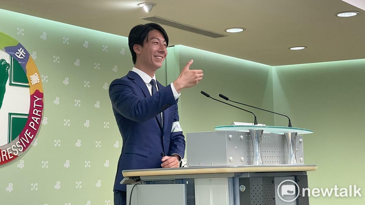 吳崢說，他按愛心按到有點板機指。 圖：高逸帆／攝