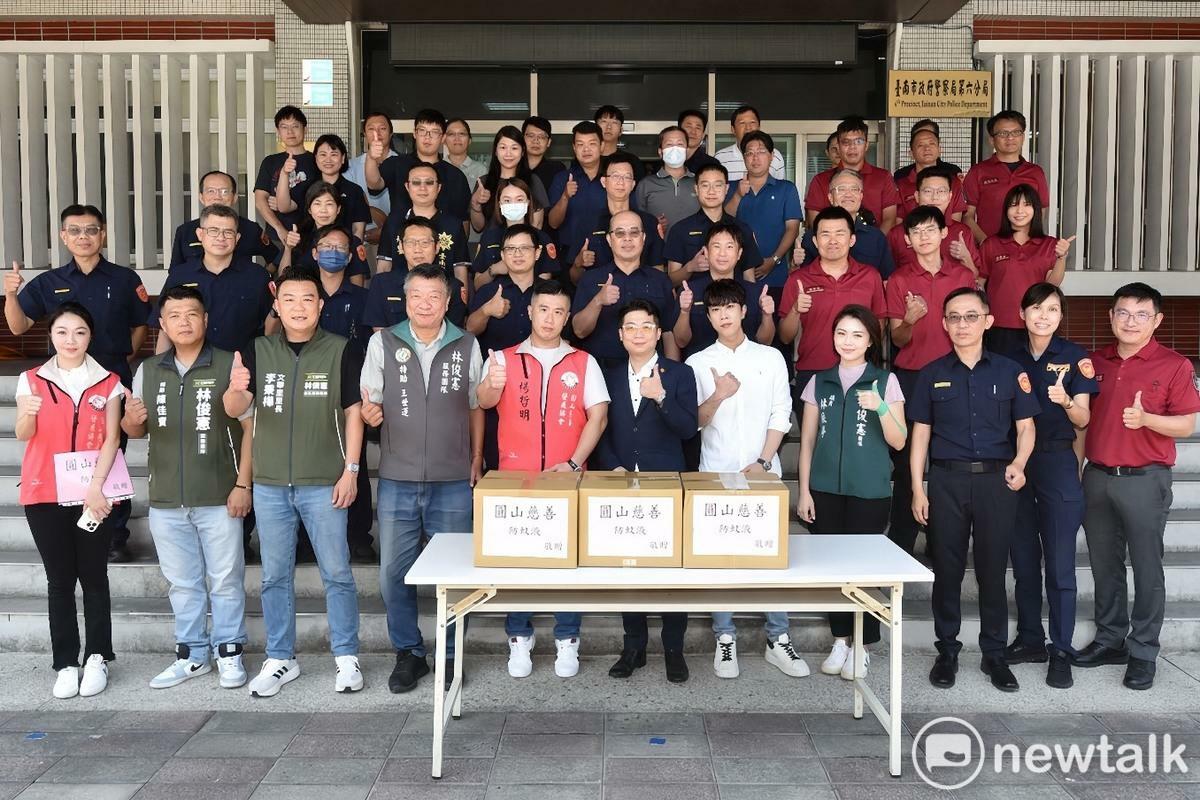 由圓山慈善事業發展協會理事長楊哲明攜手在地企業於台南市第六分局舉辦「萬瓶防蚊液捐贈暨感謝儀式」，象徵民間力量全面投入防疫行列，備受各界關注。 圖：黃博郎／攝
