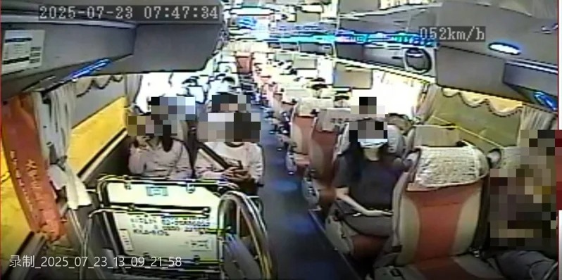 遭撞擊國光客運內部畫面曝光，專家點出遊覽車座位以中段最安全。 圖：翻攝自監視器畫面