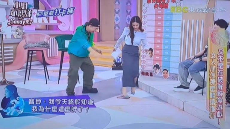 吳姍儒在節目中拿下中國藝人劉宇寧的頭像，用高跟鞋踩了好幾下。 圖：翻攝自綜藝節目《小姐不熙娣》