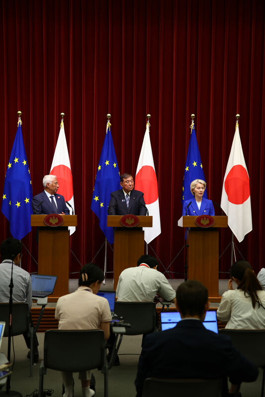 歐盟主席科斯塔（左）、歐洲執委會主席馮德萊恩（右）與日本首相石破茂（中）