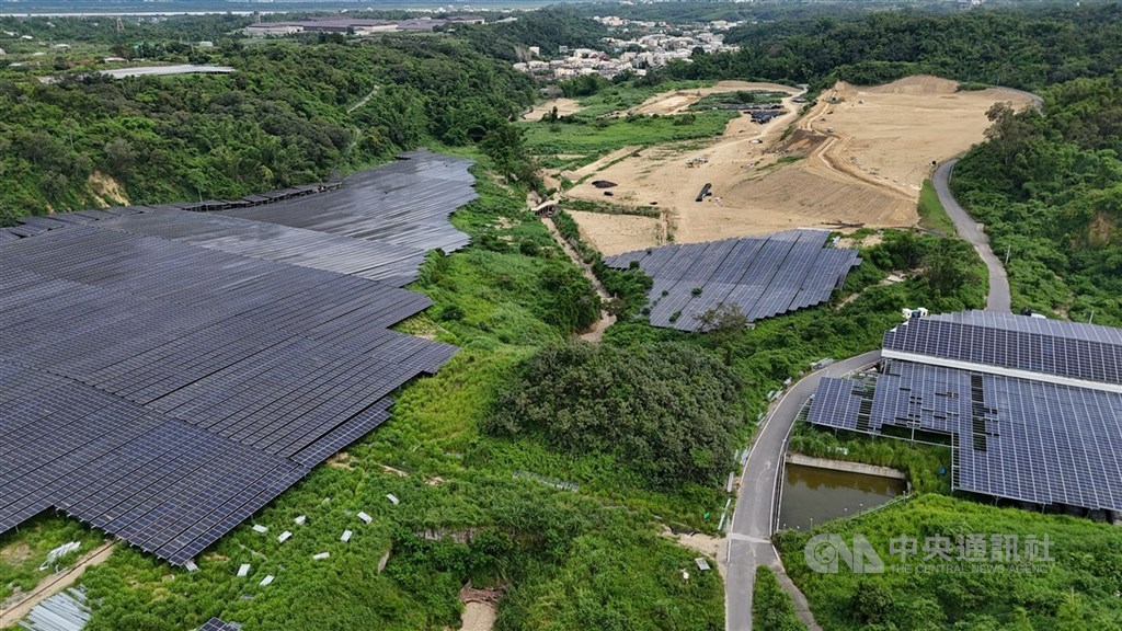 圖為從高點俯瞰和山太陽光電廠，光電板占滿整個山谷。（中央社檔案照片）