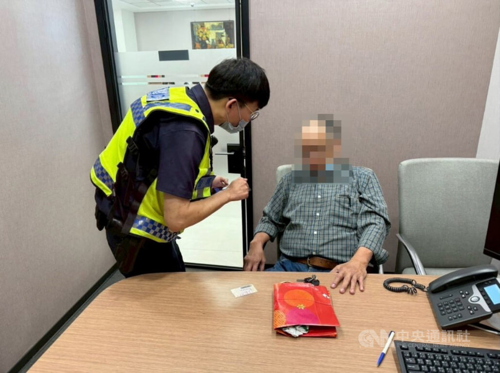 台中左姓男子（右）在網路上認識一名自稱住在馬來西亞的王姓女子，聊天過後將對方認為乾女兒，近日對方稱沒錢繳遺產稅，希望向他借款，左男到銀行持女網友提供的假買賣契約要提款，行員發現有異報案，警方到場勸說成功阻詐。（翻攝照片）中央社記者蘇木春傳真　114年7月23日