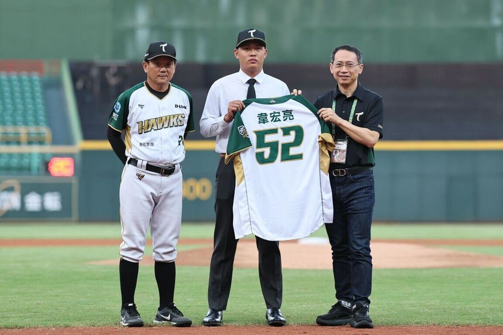 中華職棒台鋼雄鷹隊23日宣布與本屆選秀狀元韋宏亮（中）完成簽約，簽約金為新台幣570萬元，並在主場澄清湖棒球場舉辦加盟儀式。（台鋼雄鷹提供）中央社記者楊啟芳傳真　114年7月23日