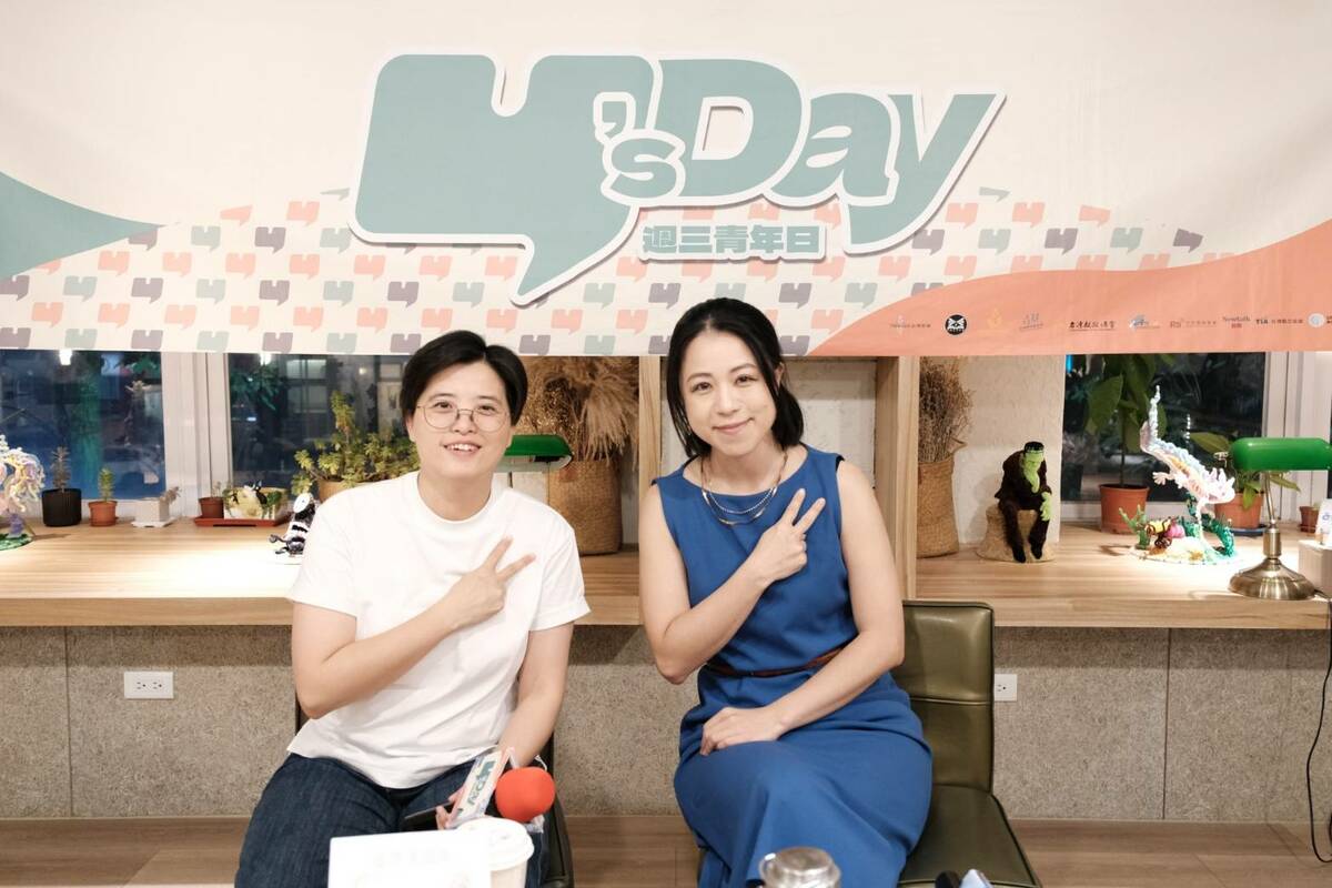 Y’s Day「週三青年日」23日晚上舉辦第115場「文學能改變什麼？從《臺灣漫遊錄》談文學、認同、行動與歷史的可能性」。舞台上由左至右為楊双子、張竹芩。 圖：Y’s Day「週三青年日」提供