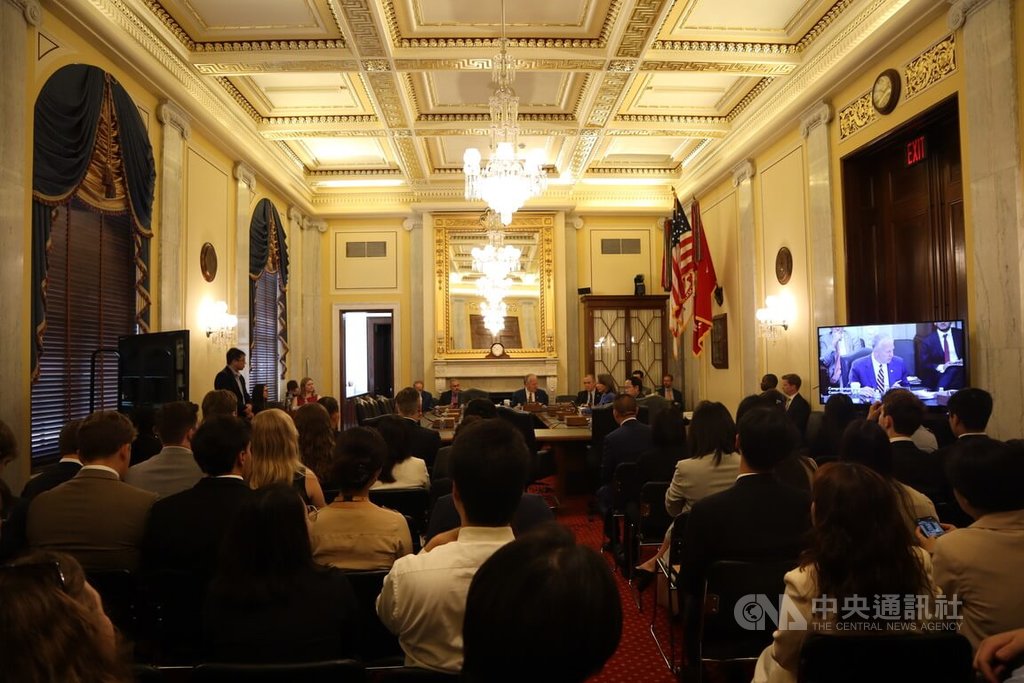 美國國會及行政部門中國問題委員會23日舉行「與台灣同一陣線：反制中國政治戰與跨國鎮壓」聽證會，聽證室一度坐滿幕僚及民眾。中央社記者鍾佑貞華盛頓攝 114年7月24日 圖：中央社提供