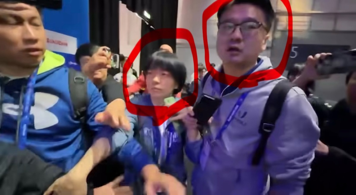中國在世大運賽場再度出奧步試圖打壓台灣，竟阻擋台灣為跆拳道銀牌組合送上的賀電，還阻擋拍照。 圖：鄭世忠臉書