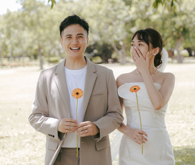 曾子余昨日與交往2年的圈外女友Grace前往戶政事務所完成結婚登記，正式升格人夫。 圖：翻攝自曾子余IG