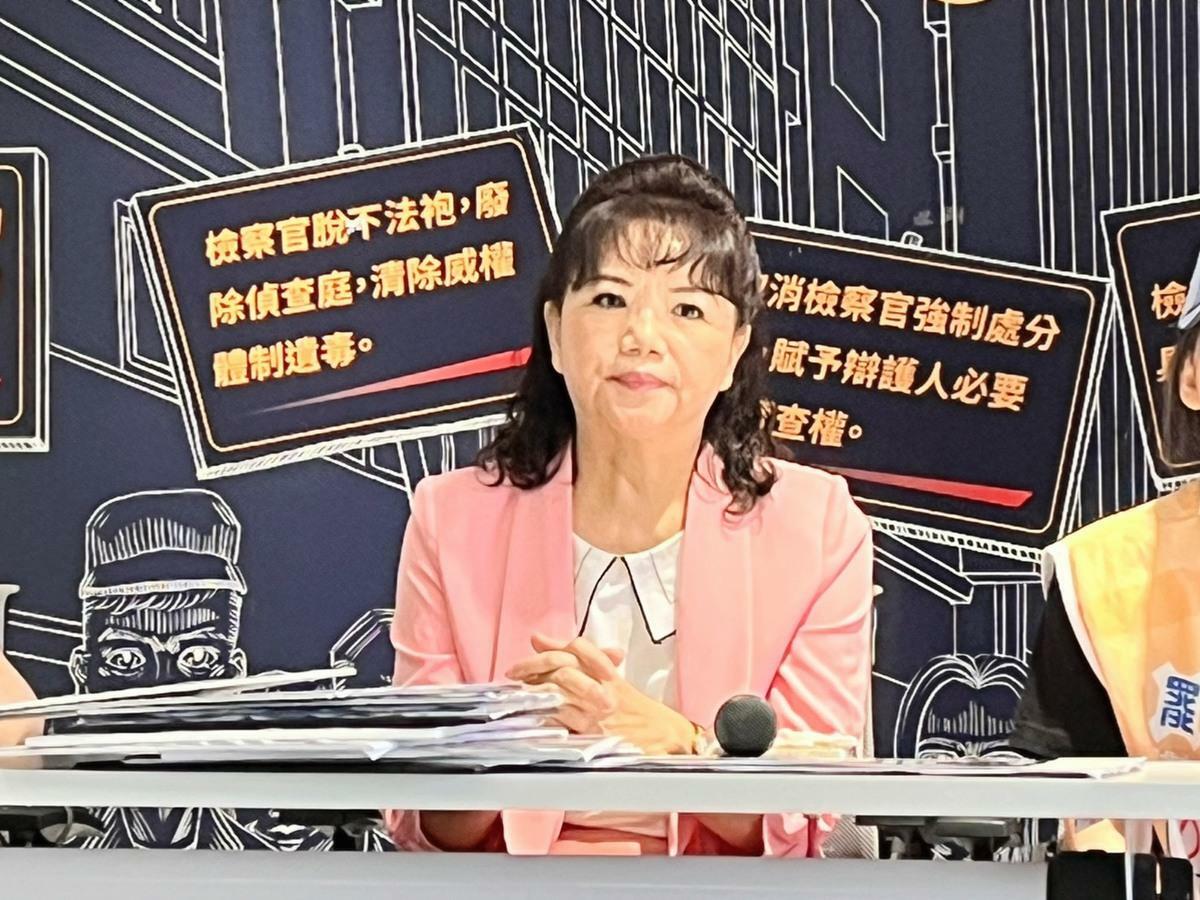 民進黨籍南投縣議員陳玉鈴挺過罷免，呼籲一定要催出30%同意票才能剿匪成功。 圖：金大鈞／攝