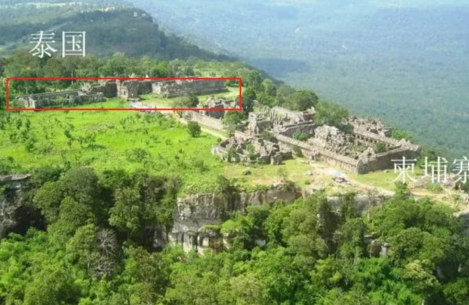 柏威夏寺位於泰柬邊界高地，是兩國必爭的軍事要地。 圖 : 翻攝自陽光下的陰影