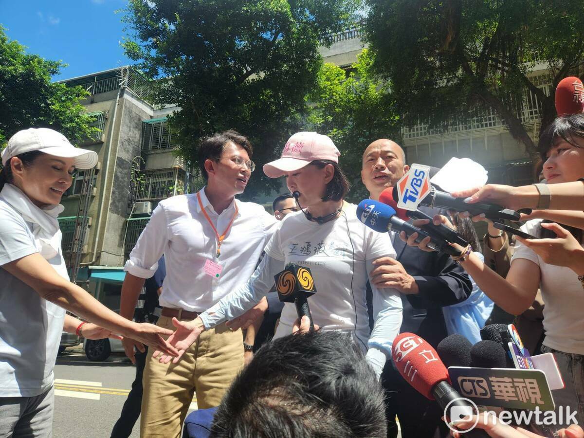 國民黨立委王鴻薇找來立法院長韓國瑜、民眾黨主席黃國昌、無黨籍立委高金素梅，大陣仗發動車隊掃街。 圖：黃建豪/攝