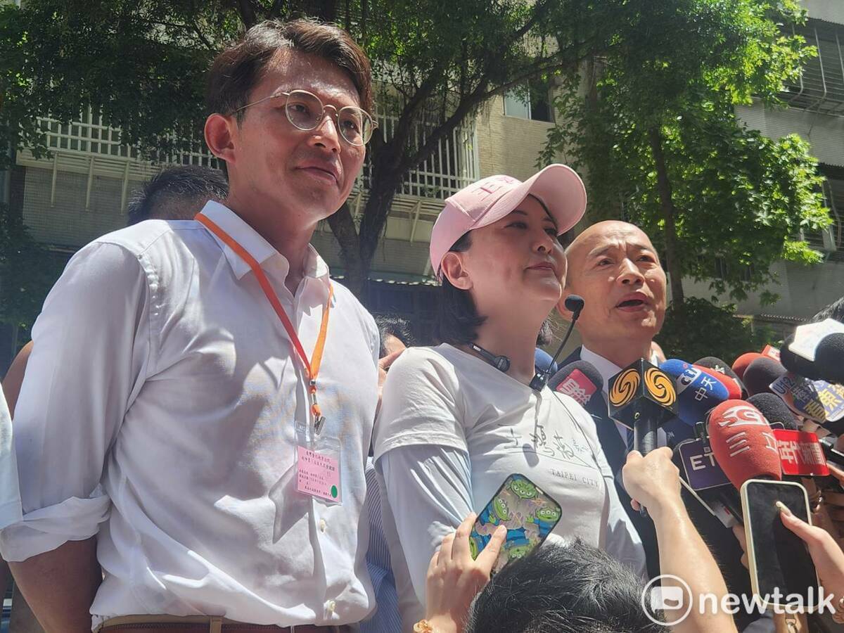 民眾黨主席黃國昌與立法院長韓國瑜陪同國民黨立委王鴻薇展開車隊掃街。 圖：黃建豪/攝