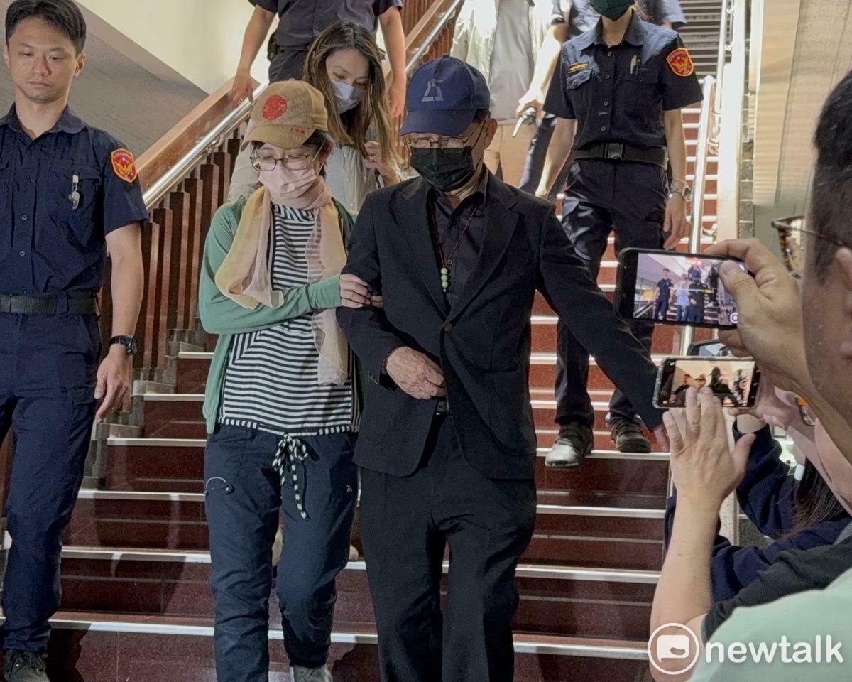涉京華城案的台北市前副市長彭振聲今天出庭情緒仍不穩，審判長諭知今天先退庭，彭稍早離開北院，場外有不少小草喊「彭副加油」。 圖：周煊惠 / 攝