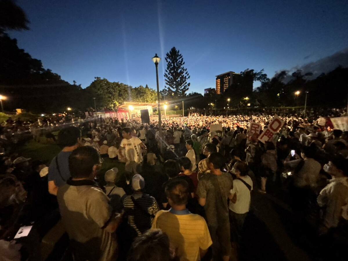 台北市議會民進黨團23日晚間在榮星花園舉辦「台北同意罷」最後一場晚會，現場逾5萬人。 圖：取自許淑華臉書