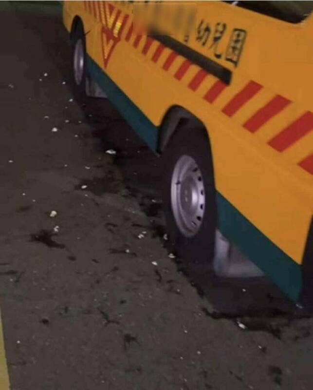 苗栗縣幼兒園爆出教保員掌摑及推打4歲女童的不當管教事件後，憤怒民眾蛋洗娃娃車。 圖：翻攝自陳光軒臉書