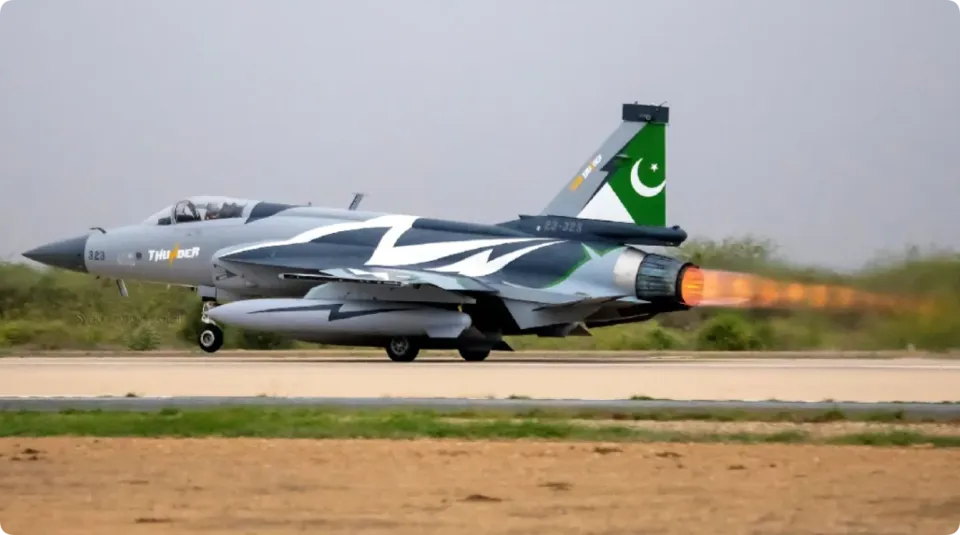 中巴合製的JF-17「雷電」Block III 戰鬥機 ( 梟龍戰機 )。 圖：翻攝自《騰訊新聞》