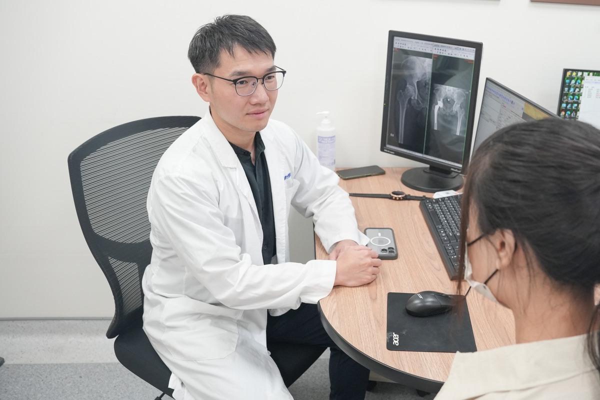 骨科醫師劉廷瑜說明，DAA手術不但可保留肌肉結構，術後疼痛感較輕、出血量少，適合快速復原患者。(畫面僅為示意，非實際病患本人) 圖：光田綜合醫院／提供