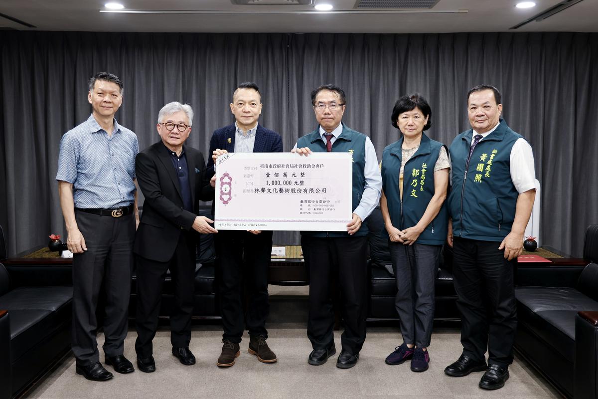 林聲文化藝術公司也捐贈已故藝術大師夏荊山親筆創作《鎮府南佛》畫作及100萬元，由黃偉哲代表接受並回贈感謝狀，表達誠摯謝意。 圖：台南市政府提供