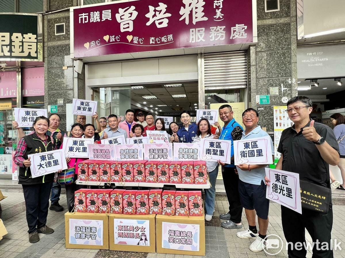 台南一群愛心人士自發集資，特別準備超過150份豬腳麵線，透過台南市議員曾培雅擔任資源媒合角色，並由執行長歐政豪協助統籌，串聯東區區公所及東區里長系統，共同關懷社區內清寒與弱勢家庭長輩。 圖：曾培雅服務處提供