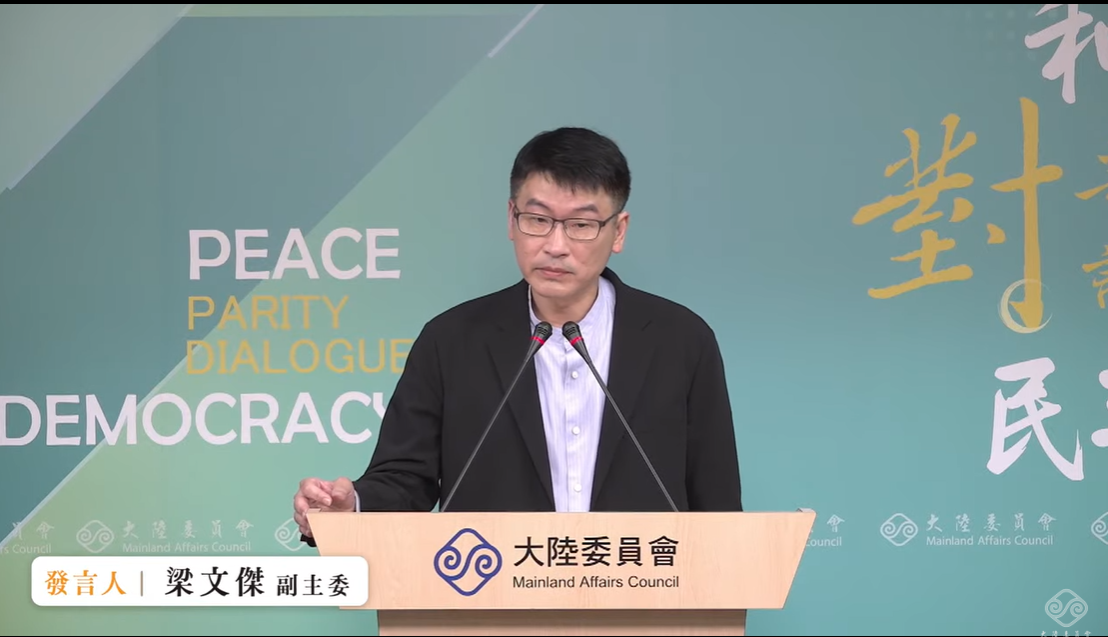 大陸委員會副主委暨發言人梁文傑今（24）日在例行記者會酸說，館長在央視的畫面裡，兩個滿滿刺青的手臂被打上馬賽克，「我曾說館長現在是『袒胸露背笑迎春』，現在是人家不讓你露臂，但是還准你『笑迎春』。」 圖：擷自直播畫面