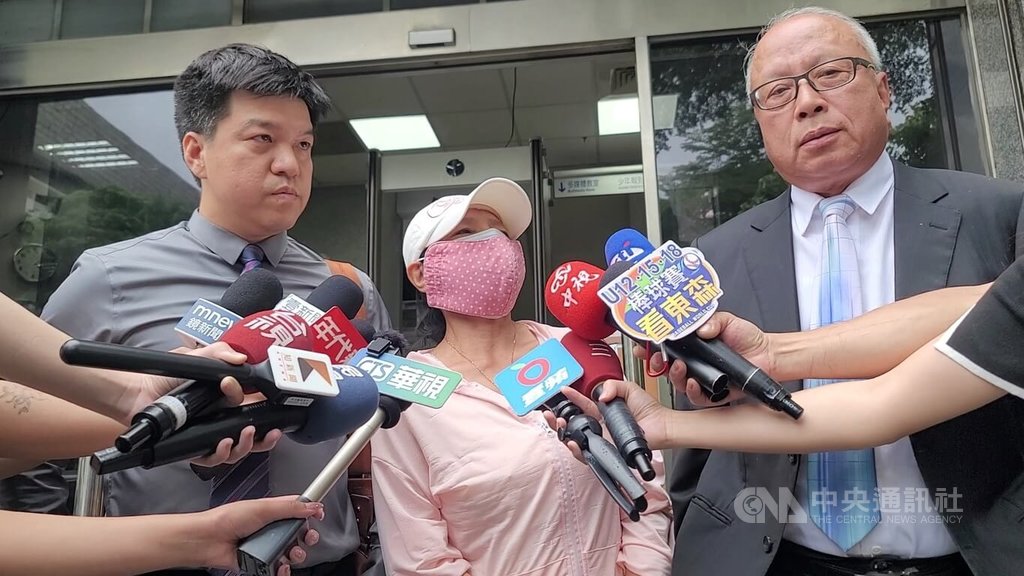 已故新光集團創辦人吳火獅與陳麗如（中）生下私生女陳子婷，經訴請認領勝訴確定。陳姓母女另提遺產分配訴訟，士林地院24日首度開庭調解，陳麗如親自出庭。中央社記者謝幸恩攝　114年7月24日