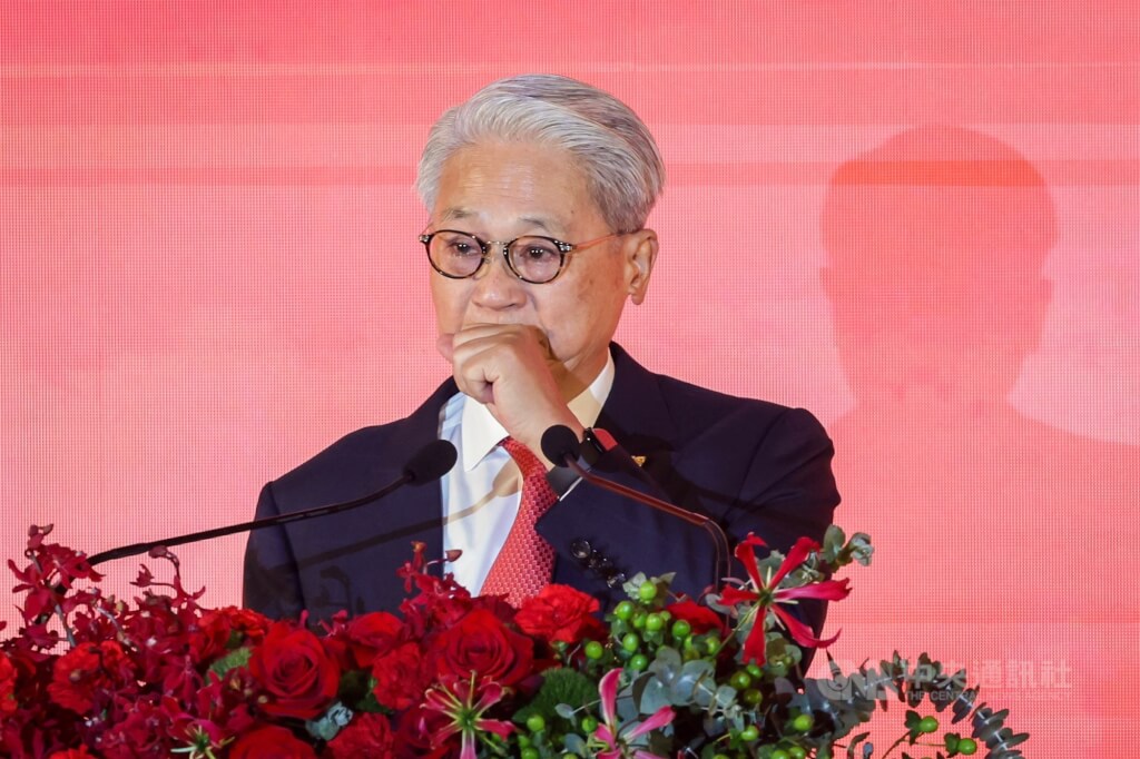 台新金與新光金24日起正式合併為「台新新光金控」，下午並在台北寒舍艾美酒店舉辦慶祝酒會，董事長吳東亮（圖）致詞時一度心情激動哽咽。中央社記者裴禛攝  114年7月24日 圖：中央社提供